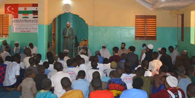 'Elimizden dua etmekten başka bir şey gelmiyor' diyen Nijer halkı Türkiye için ellerini semaya açtı