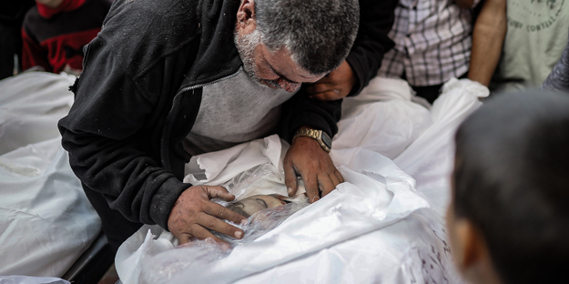 Elin değil, soyun kurusun Siyonist İsrail! Bu acıya yürek dayanmaz...