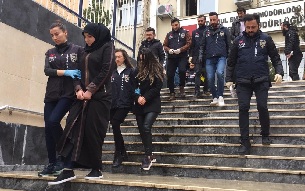 Elinde bastonla yaşlı rolü yaptı, çalıştığı evden 11 kilo altın ve para çaldı 