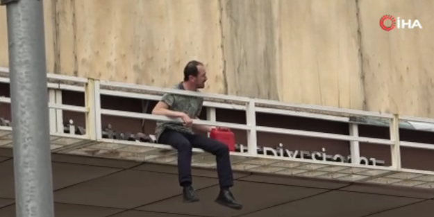 Elinde benzin bidonu ile üst geçide çıkıp annesine ve polislere zor anlar yaşattı
