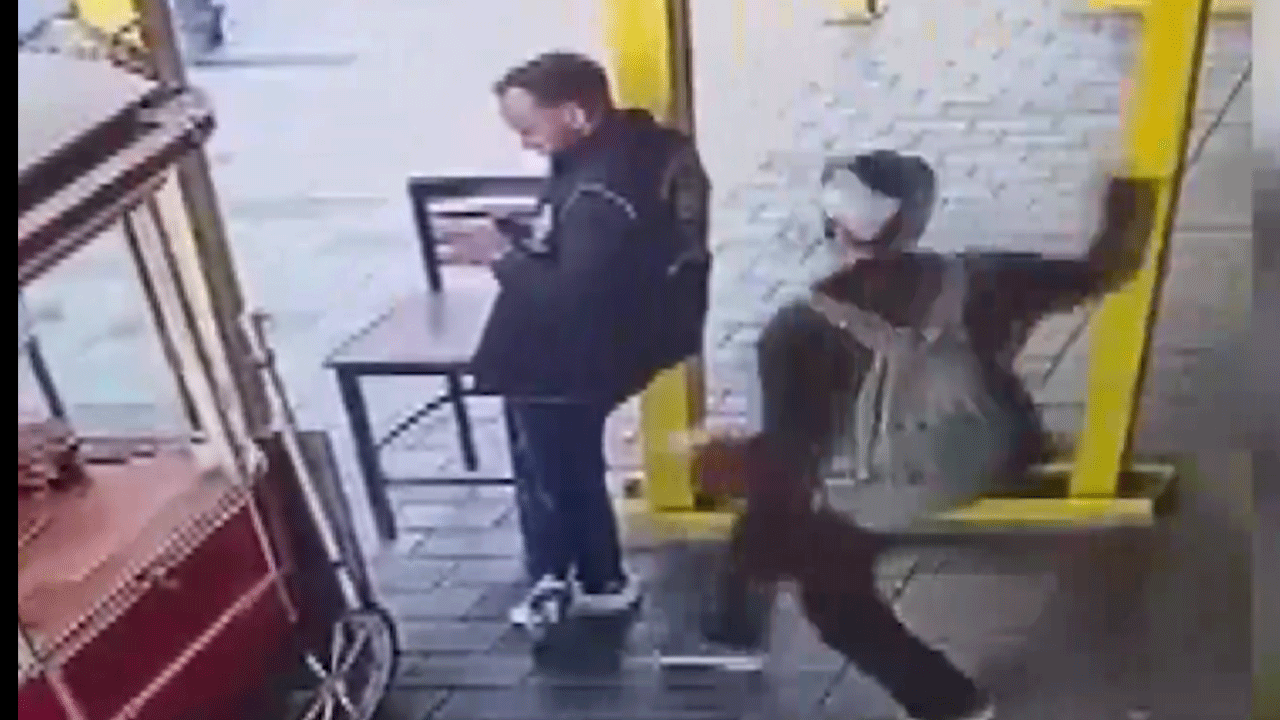 Elinde bıçak ile polis memuruna böyle saldırdı! Saniye saniye görüntüler