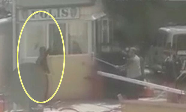 Elinde bıçakla caddede dolaşan kişi gözaltına alındı!