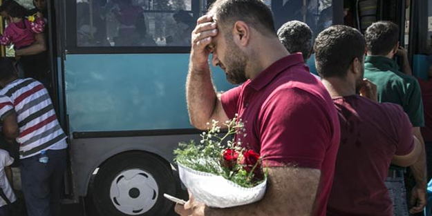 Elinde çiçek 7 gündür ailesine kavuşmak için bekliyor