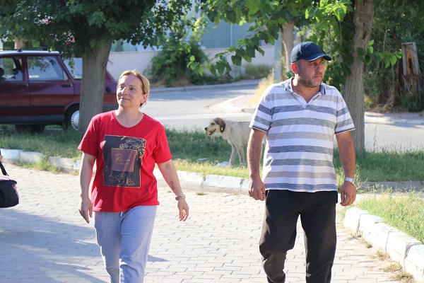 Elinde fotoğrafı sokak sokak onu arıyor