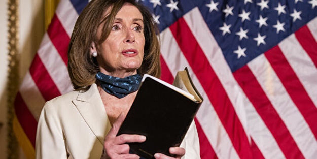 Elinde İncil ile Trump'a seslendi: Yangına körükle gitme