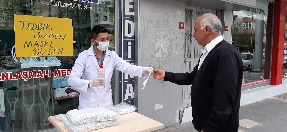 Elinde kalan 10 bin maskeyi vatandaşa dağıttı 