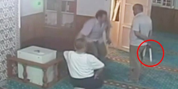Elinde palayla Sela okunan camiye saldıran hain
