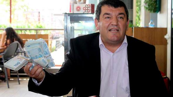 Basın toplantısına elinde paralarla geldi: Ben züğürt ağa değilim!