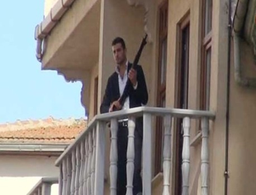 Elinde silahıyla Kumkapı'da para dağıtıyor!