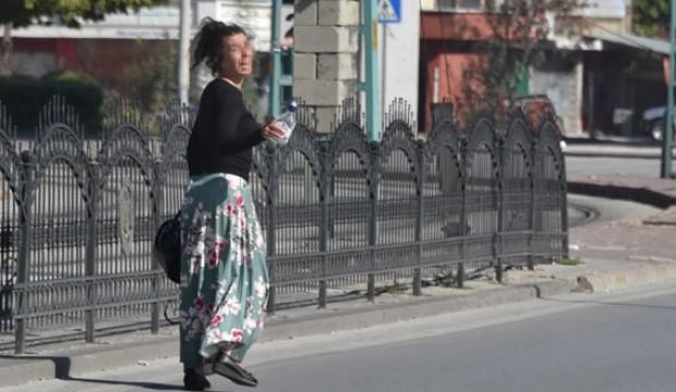 Elinde şişeyle caddeye indi, polisler deliye döndü
