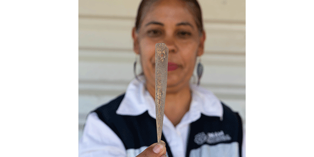 Elinde tuttuğu insan kemiği! Onlarcası bulundu