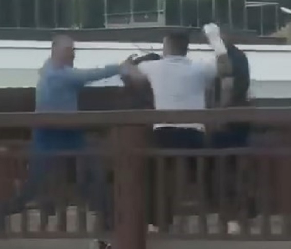 Elindeki alçıyla kavgaya daldı