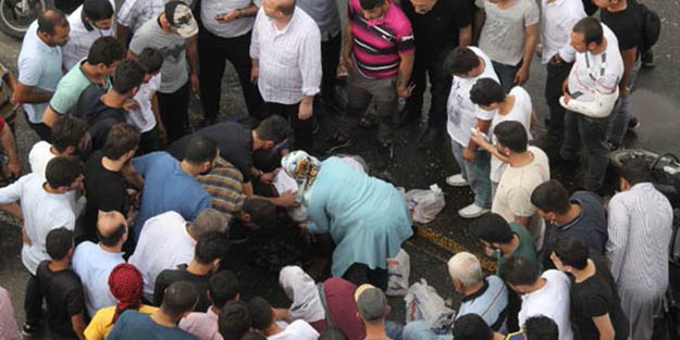 Elindeki poşetleri fırlatan kadın kalabalığın arasına daldı!