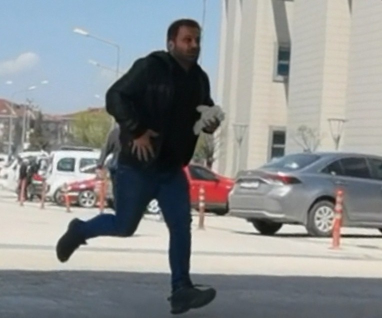 Elindeki poşette 3 parmak var!