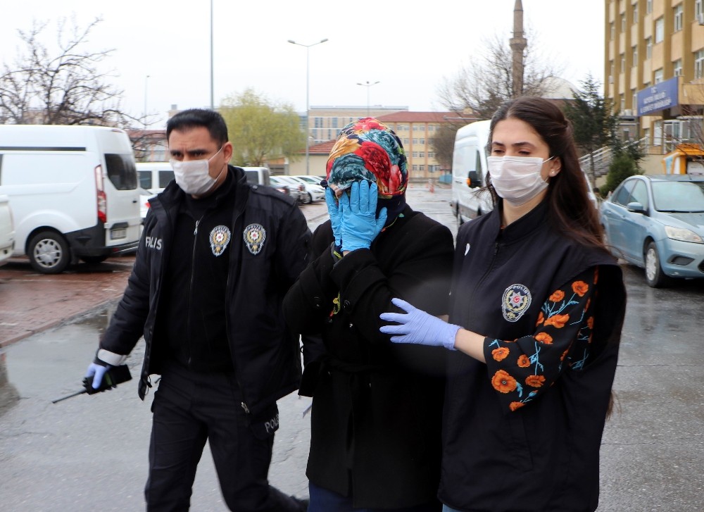 Elindeki sıvıyı asansör ve kapılara süren kadın adliyeye sevk edildi 