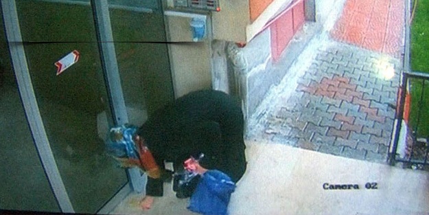 Elindeki sıvıyı süren kadın yakalandı