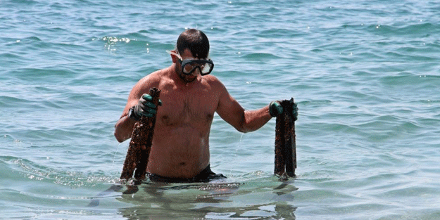 Elindekileri gören tatilciler şaşkın! Denizin dibinden adeta para basıyor