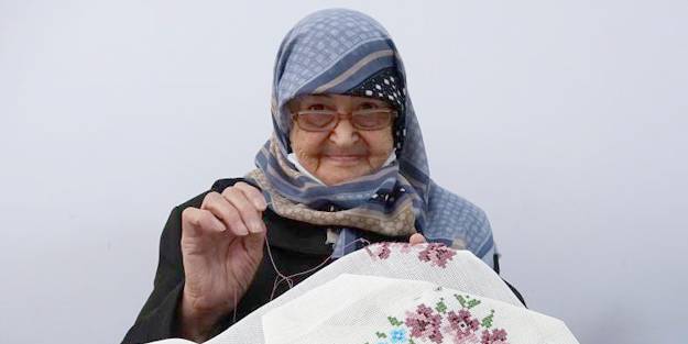 Elinden telefon düşürmeyen tembel nesile kapak! Cevriye Nine gençlere taş çıkartıyor!