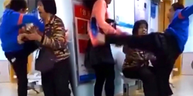 Elinden telefonunu alınca bakın ne yaptı