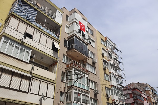 Eline ne geçerse attı! Mahalleli canını zor kurtardı