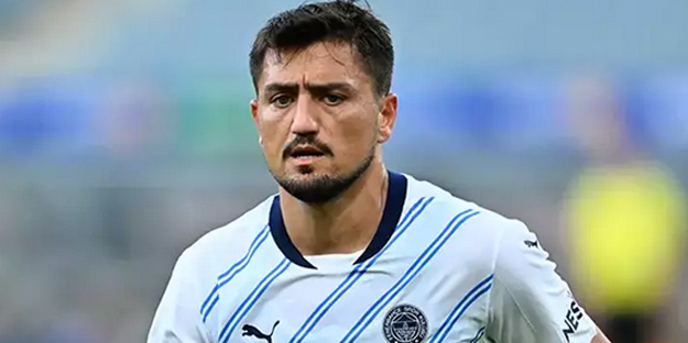 Elini kolunu sallaya sallaya gelmişti ama: Dalga konusu oldu: Şimdi de dört ayak üstüne düştü...