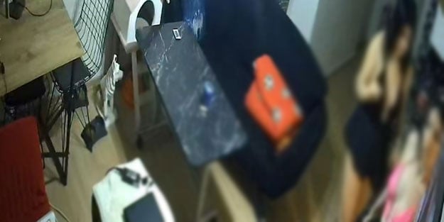 Elini kolunu sallayarak eve girip hırsızlık yapmanın cezası şaşkına çevirdi! Tartışmalara neden olan karar