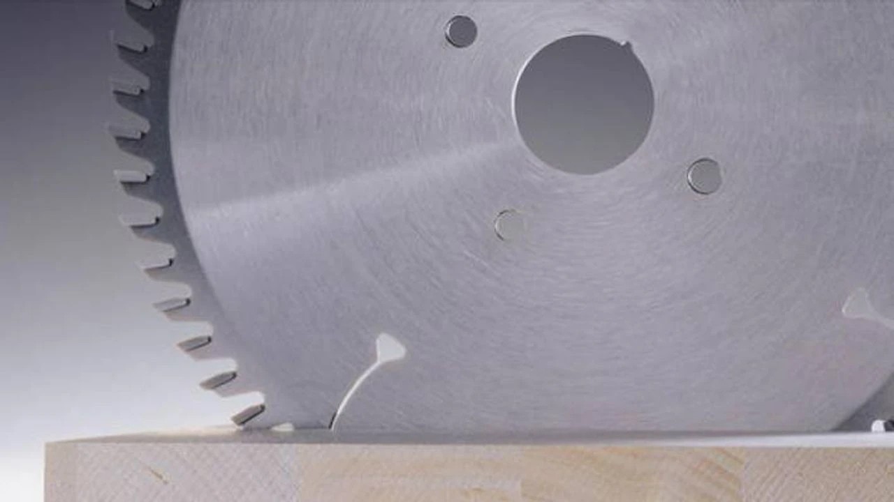 Elini testereye kaptırdı parmağından oldu