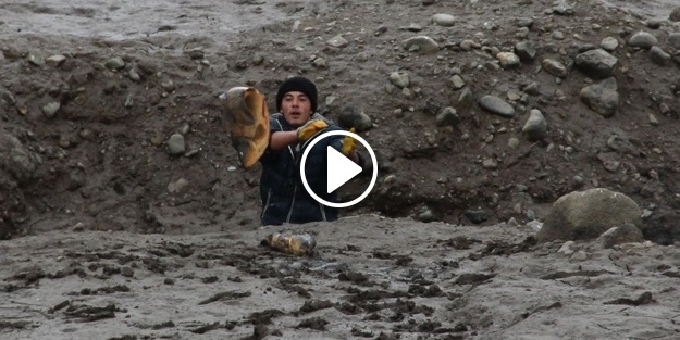 Eliyle 15 kiloluk balık yakaladı