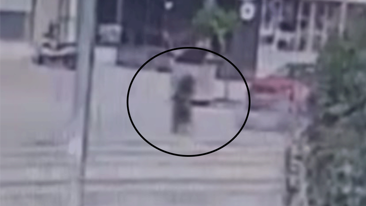 Eliyle dur işareti yaptı: Yaşlı kadını hayattan koparan kaza anı kamerada!