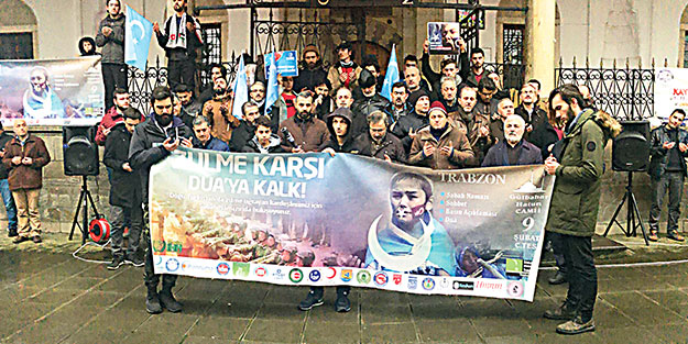 Eller Doğu Türkistan için semaya kalktı