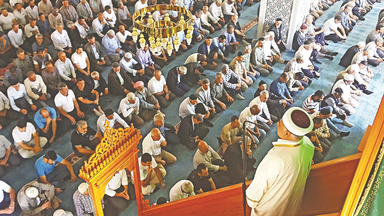 Eller, mazlumlar için semaya kalktı