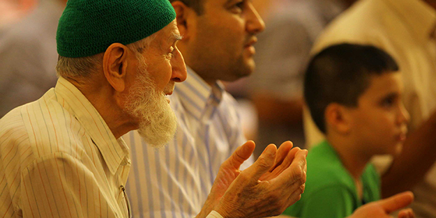 Eller ve gönüller Allah’a açıldı