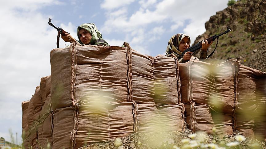 Elleri tetikte gözleri ufukta nöbet tutuyorlar