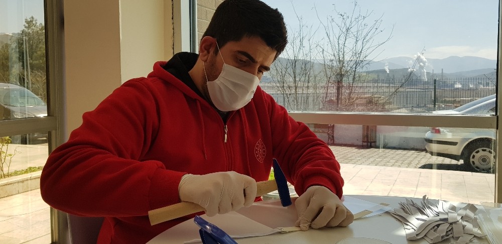 Ellerinde çekiç, delgeç ve perçinle siperlikli maske üretiyorlar 