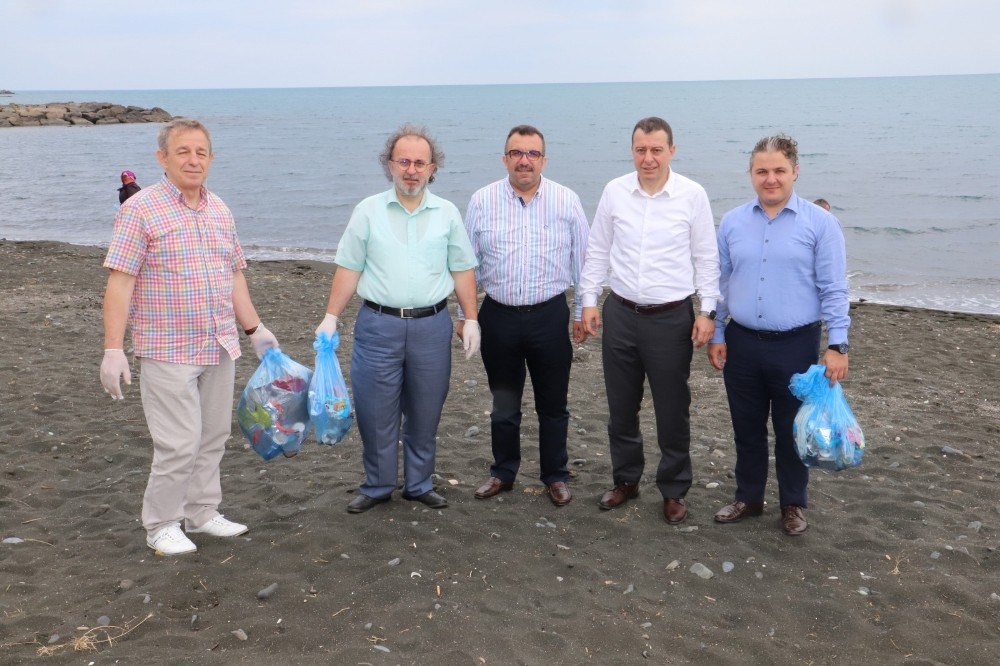 Ellerinde poşetlerle plajı çöplerden temizlediler 