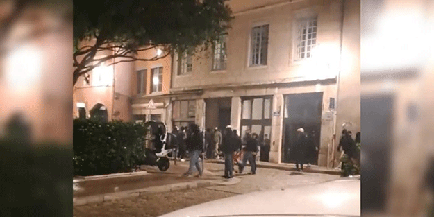 Ellerinde sopalarla Filistin konferansını bastılar