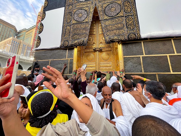 Ellerinden telefon düşmüyor! Diyanet'ten hacı adaylarına uyarı