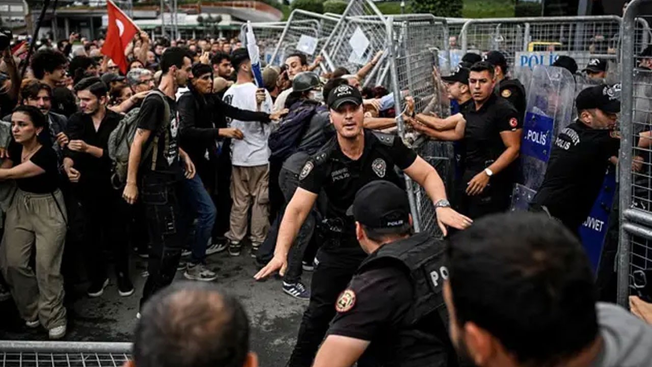 Ellerine ne geçtiyse polise fırlattılar! İşte sözde ‘parti binasına polis kuşatması’