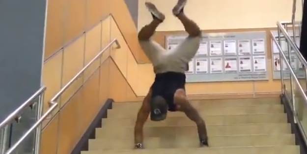 Ellerinin üzerinde yürüyen adam