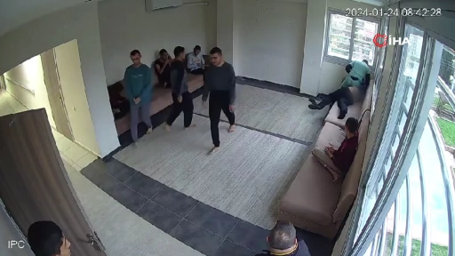 Ellerin kırılsın! Bakımevinde otizmli genci tekme tokat dövdü