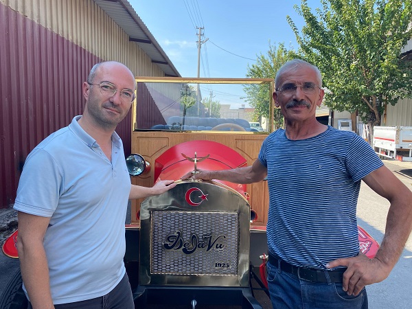 Elleriyle 4 ayda yaptı! Marangoz elleriyle 1925 model model elektrikli araç yaptı