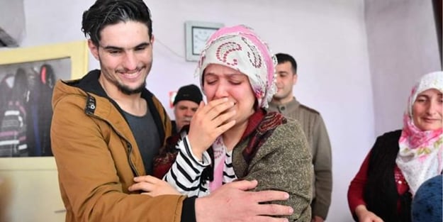 Elleriyle kazarak enkazdan kurtardığı aile ile Suriyeli Mahmud'un duygusal buluşması!