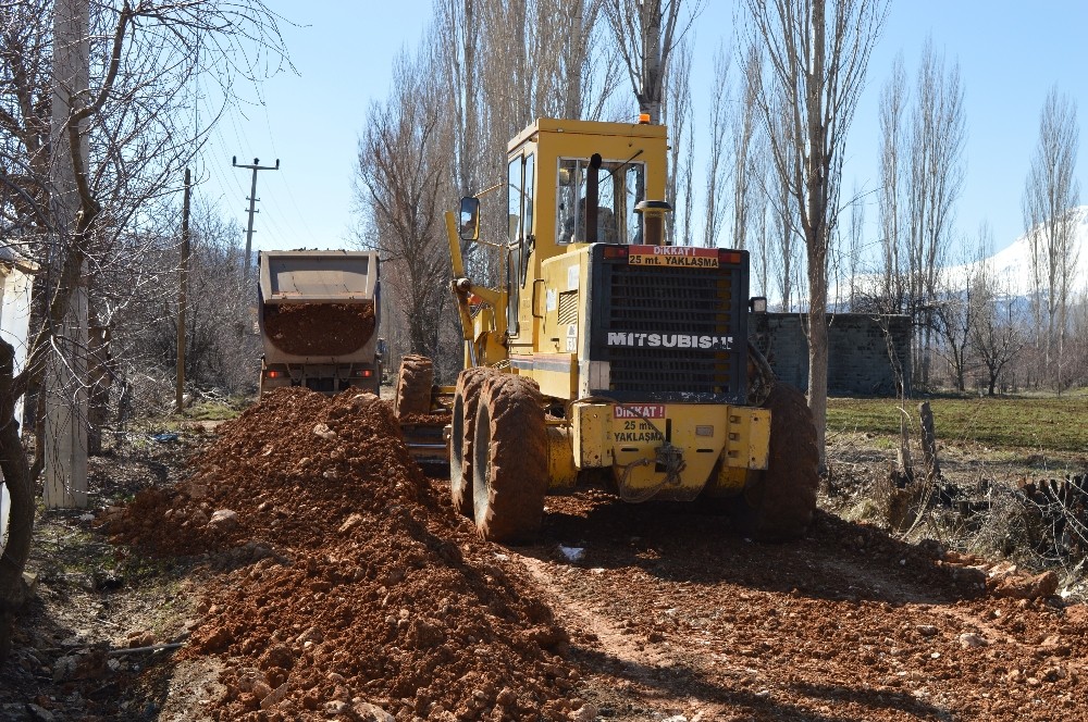 Elmalı Akçay-Afşar yolu yenileniyor 
