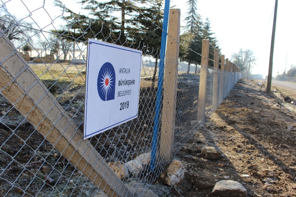 Elmalı’da mezarlıklar tel çitle çevriliyor 
