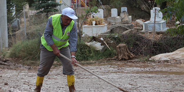 Elmalı'da yaşanan sel, hayatı olumsuz etkiledi