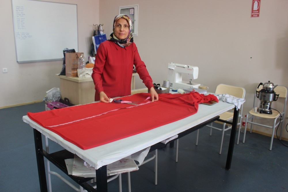 Elmalılı kadınlar dikiş nakış kursunda 
