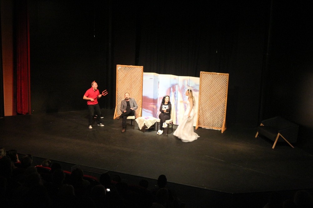 ‘Elmayı Yedik’ tiyatro oyununa yoğun ilgi 