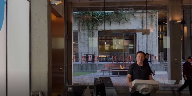 Elon Musk, elinde lavaboyla Twitter binasına girdi