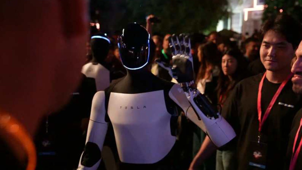 Elon Musk yine yaptı yapacağını! İnsansı robotlar aramızda dolaşacak