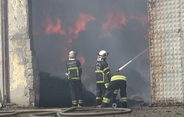 Elyaf fabrikasındaki yangını söndürme çalışmaları devam ediyor 